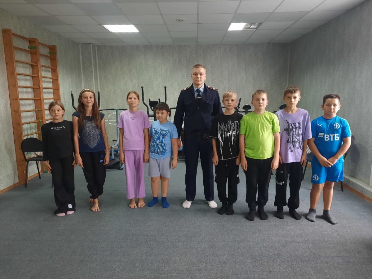 Зарядка со стражем порядка